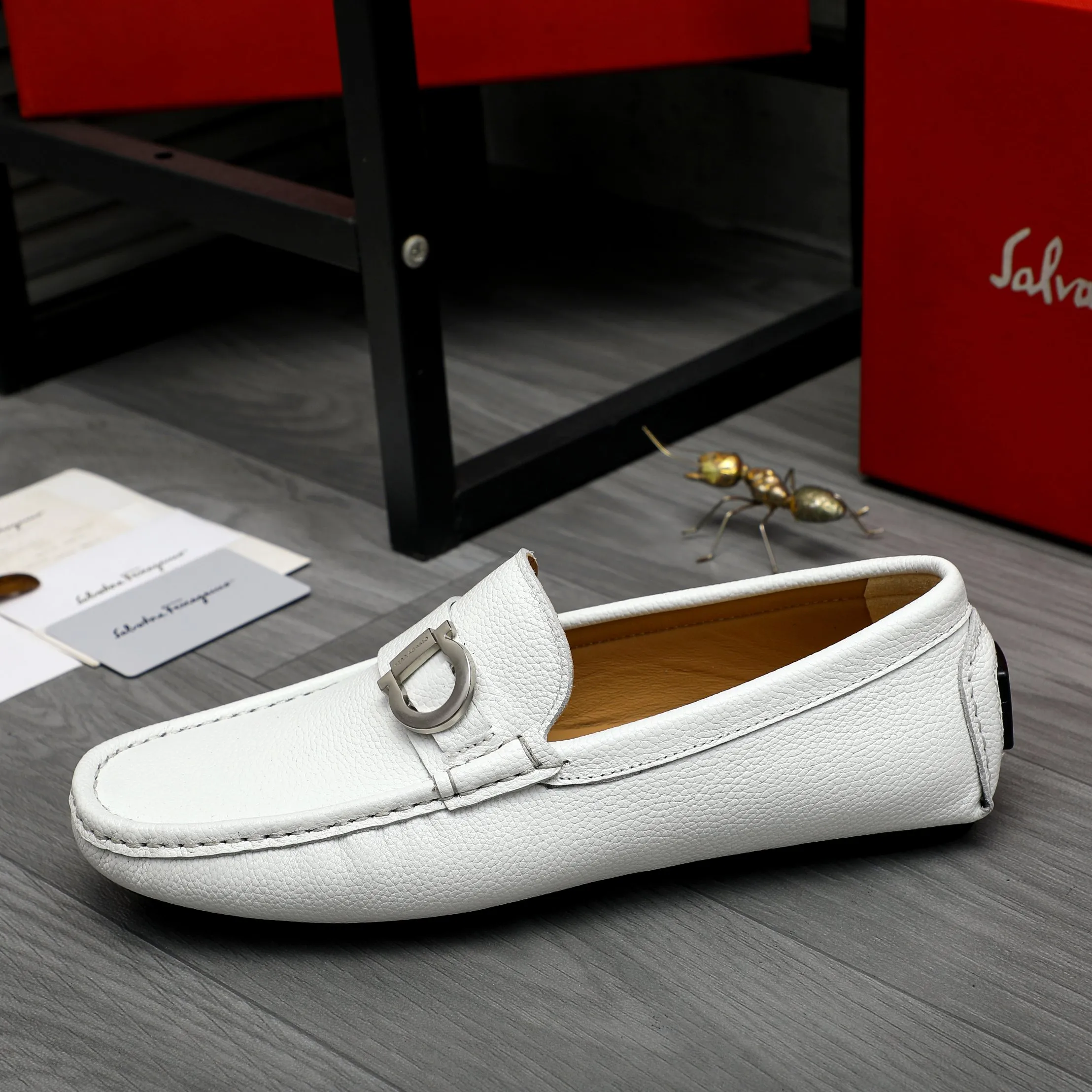 P420 Product trademark: Ferragamo [Ferragamo] Casual slip-on men's shoes Regular size: 38-44 Product material: Selected pebbled cowhide upper, sheepskin lining, original rubber outsole